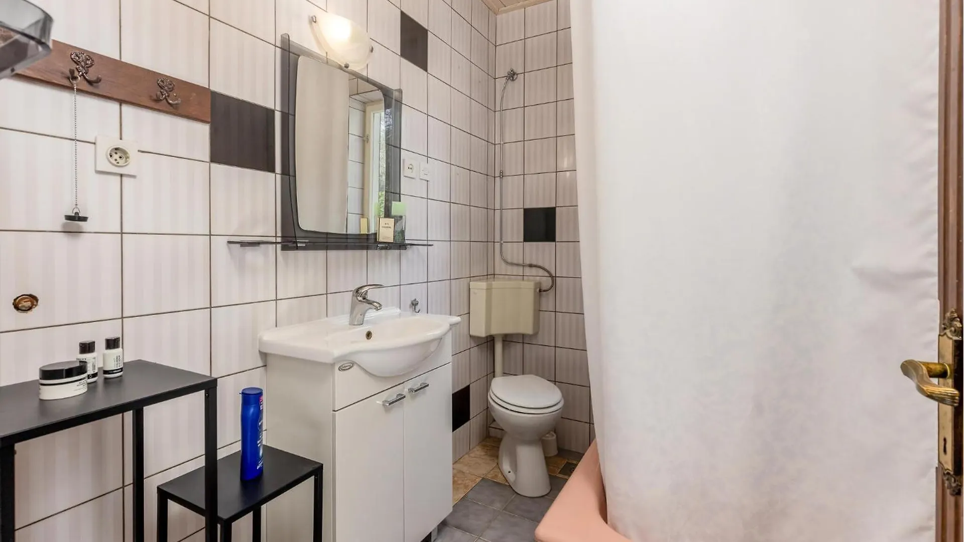 2 Bedroom Stunning Apartment In Banjol