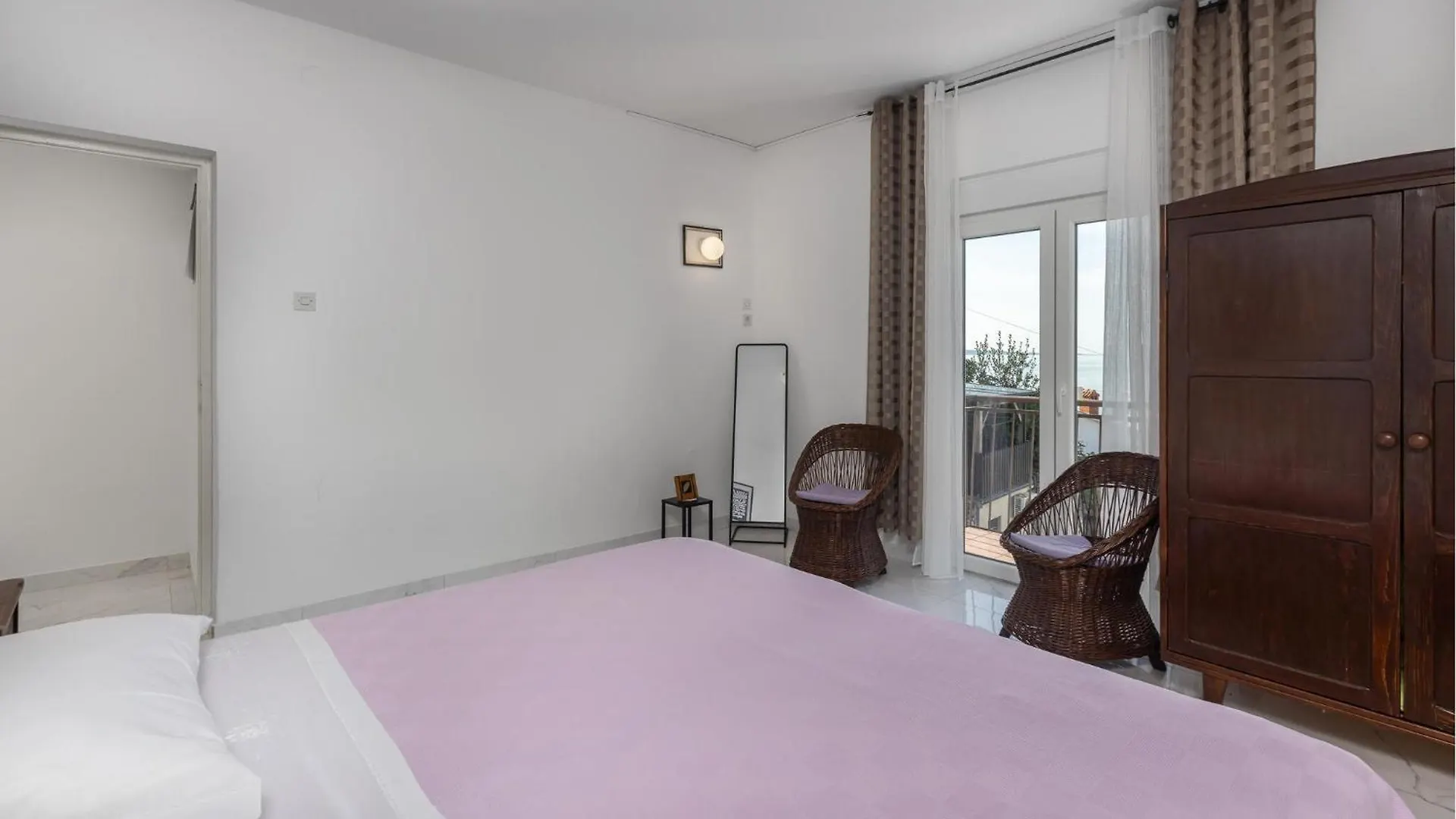 2 Bedroom Stunning Apartment In Banjol