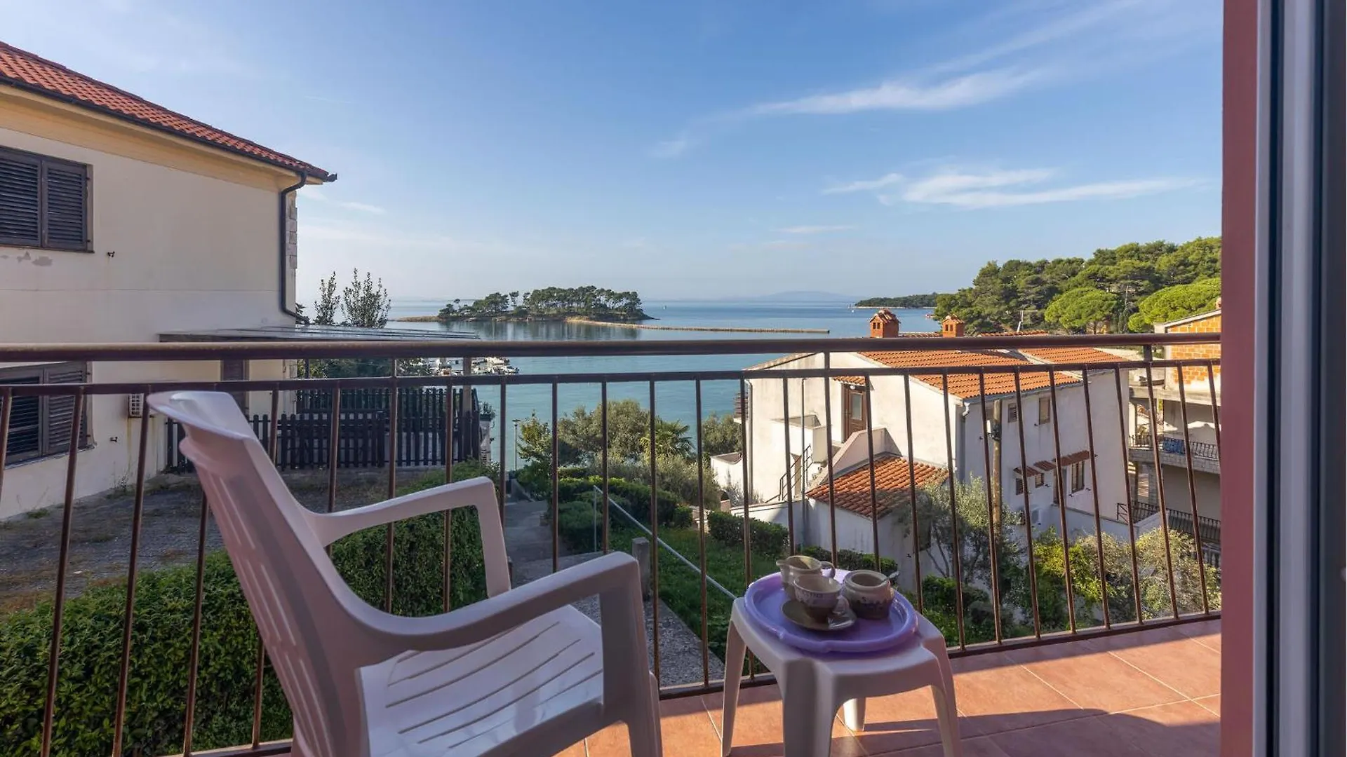 2 Bedroom Stunning Apartment In Banjol location
