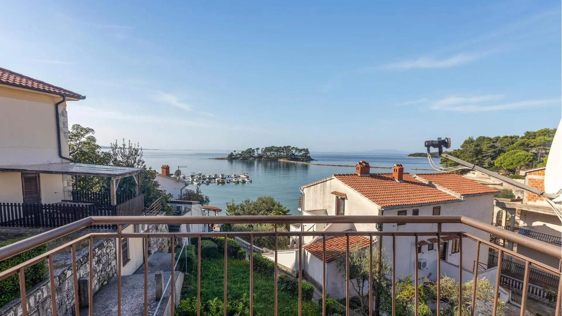 2 Bedroom Stunning Apartment In Banjol