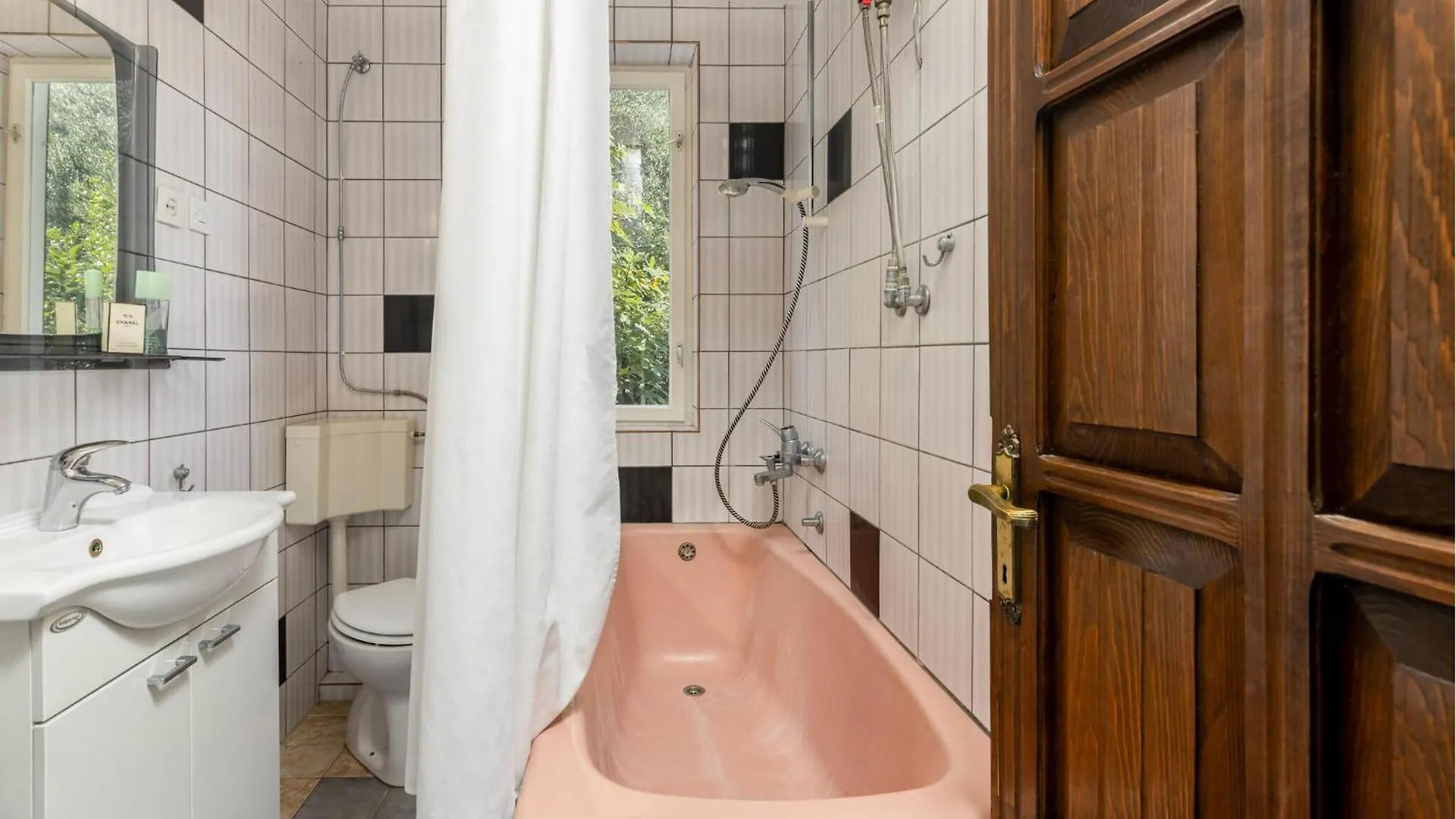 2 Bedroom Stunning Apartment In Banjol
